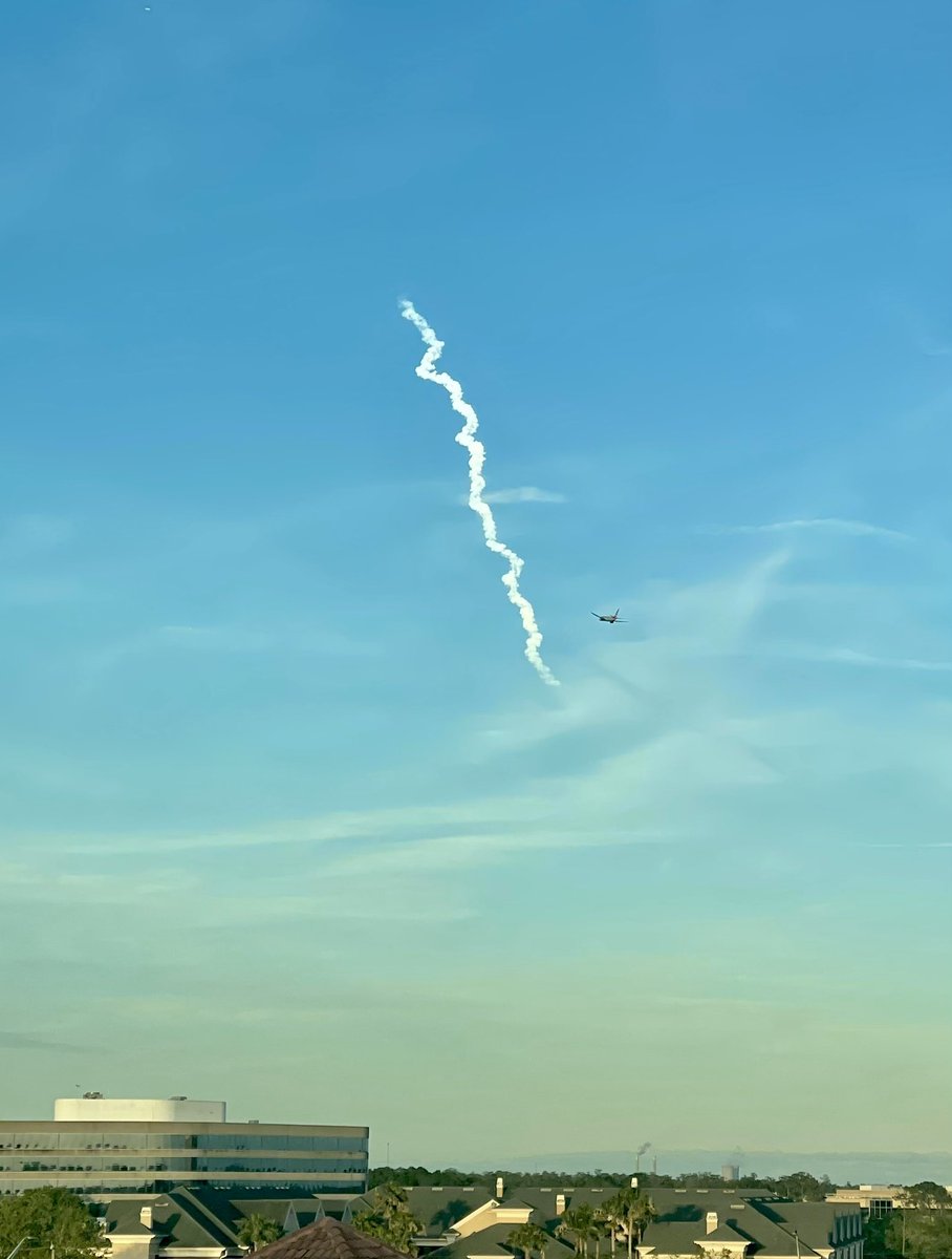 CaptainLaura1's tweet photo. Space X Falcon 9 launch! 🚀

#Falcon9 #FlyWithMe #CaptainLaura https://t.co/PZJfFkyoEd