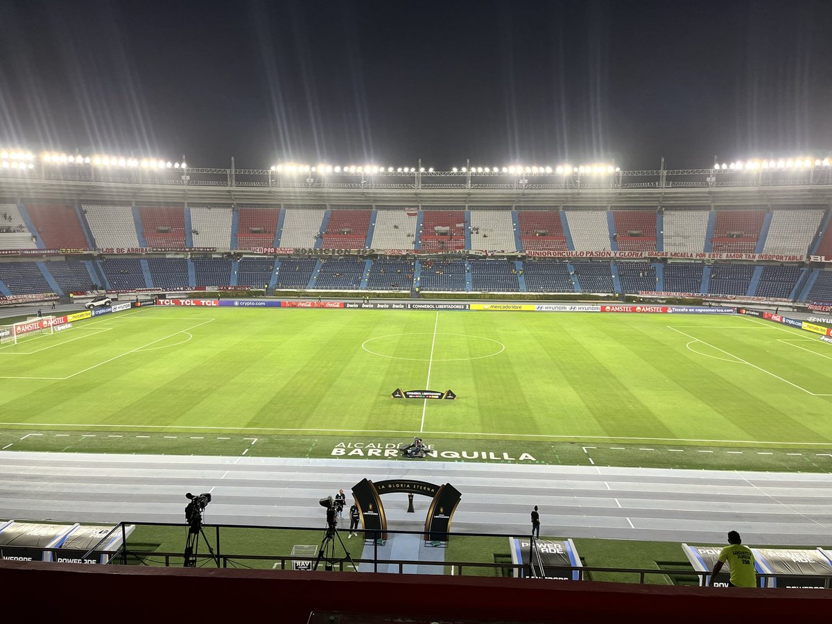 YA ESTAMOS EN EL ESTADIO ⚽️ FB RADIO ya está instalada en su puesto de transmisión para transmitir el partido entre @LDU_Oficial y Junior desde las 21:00. ¡A Liga siempre la escuchamos en FB RADIO 105.7! #FBRadioConLaU 🎤 @chipilaso93 🎤 Fernando Baird 🎤 @michaelroseroX