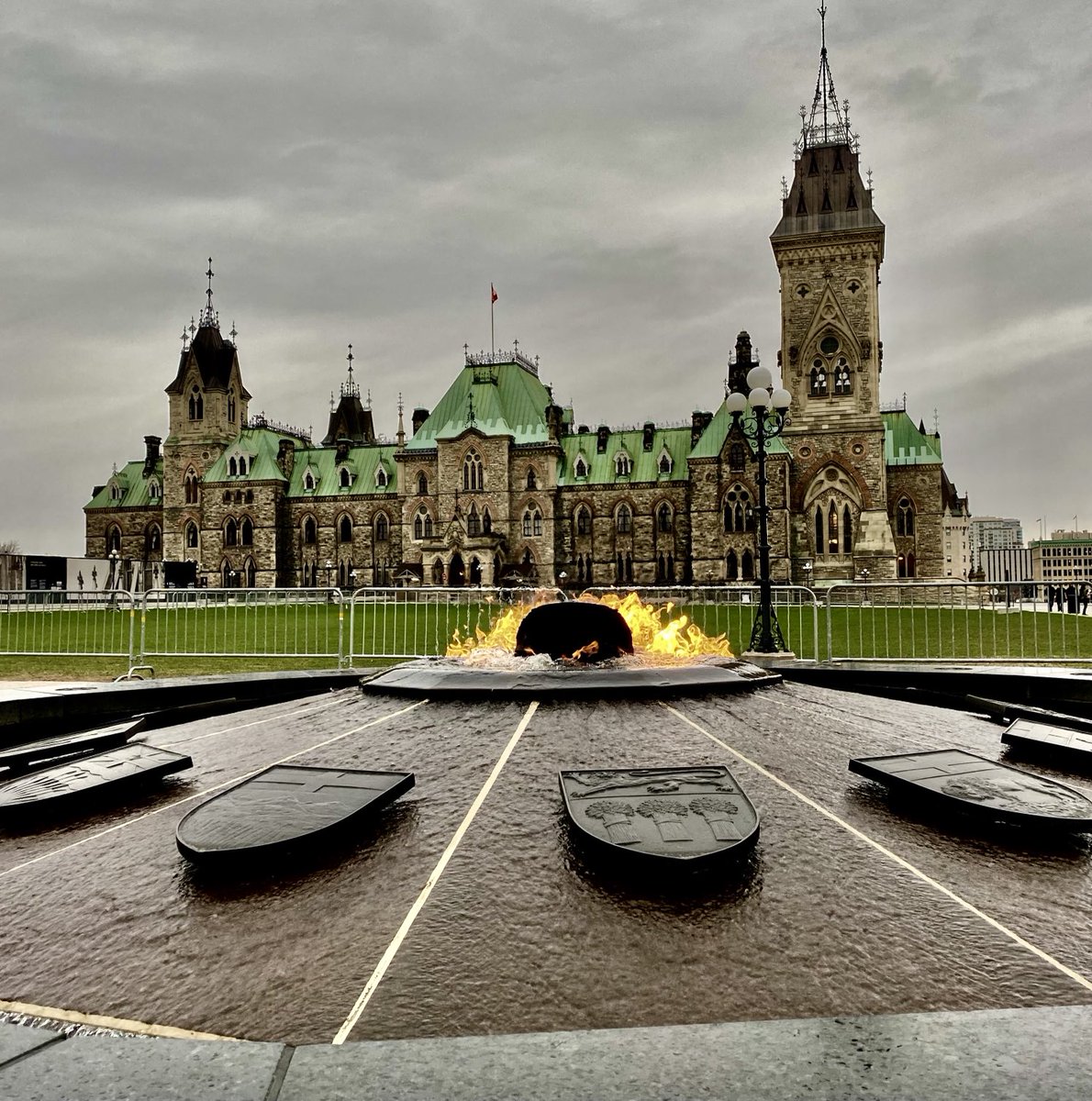 edsteeves's tweet photo. A dark and dreary night in the capital city… https://t.co/oPpoo9mzgr