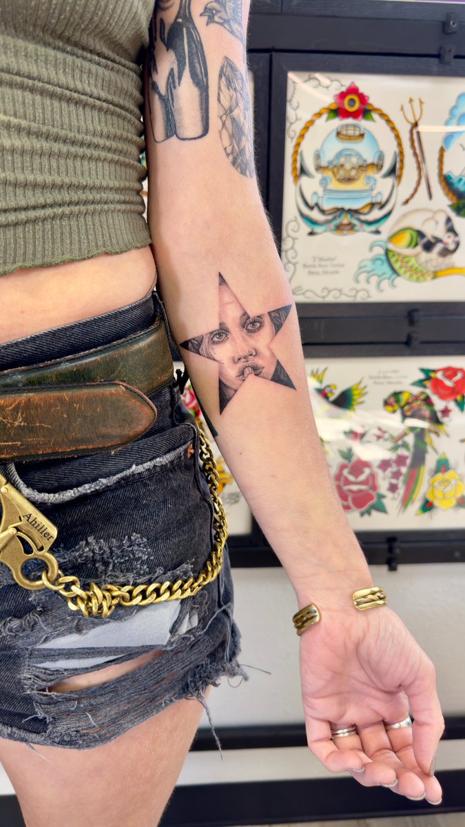 AlexxMayes's tweet photo. Clueless girl has been spun uptown #brittanymurphy #TattooArt https://t.co/cjruGfk0v2