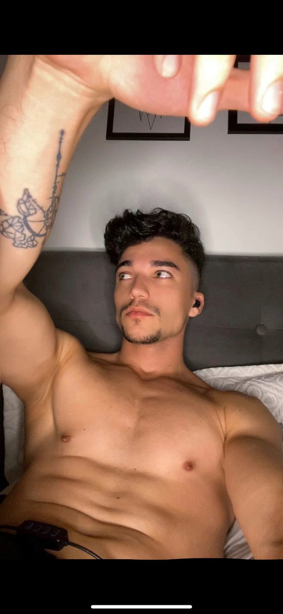 bhencb's tweet photo. Eu pensando em como permiti o cabeleireiro acabar com meu cabelo e eu calado vendo a desgraceira toda kk #sad https://t.co/7DonLGNYaQ
