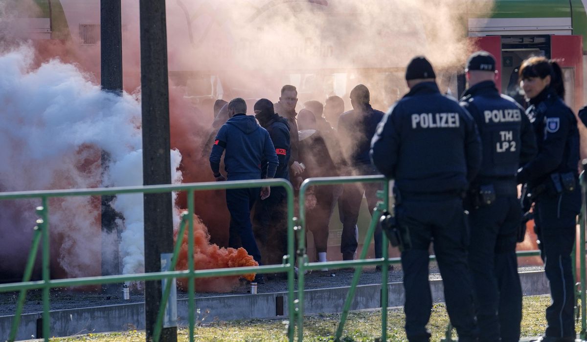 Hundreds of German police subdue ‘hooligans’ in training exercise for Euro 2024 trib.al/3N6DA3Q