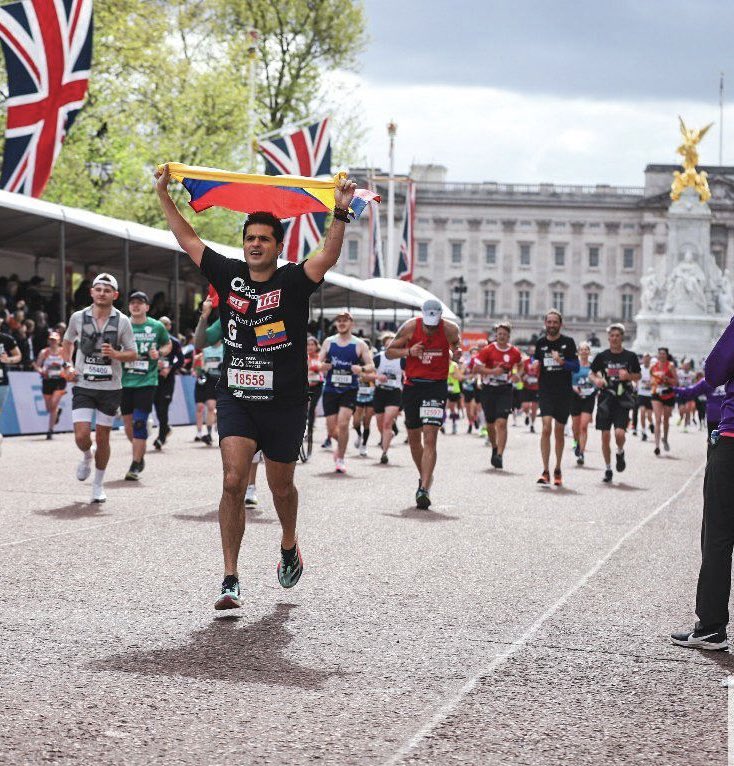 fmolestinae's tweet photo. Orgullosamente ecuatoriano ❤️🏃🏻♂️🇪🇨🌍 #MaratonLondres #MolestinaXLas6Grandes @gatoradeecuador @BancoGuayaquil @TIAEC #BestDoctors #GoFit https://t.co/P2LCmO0nW8