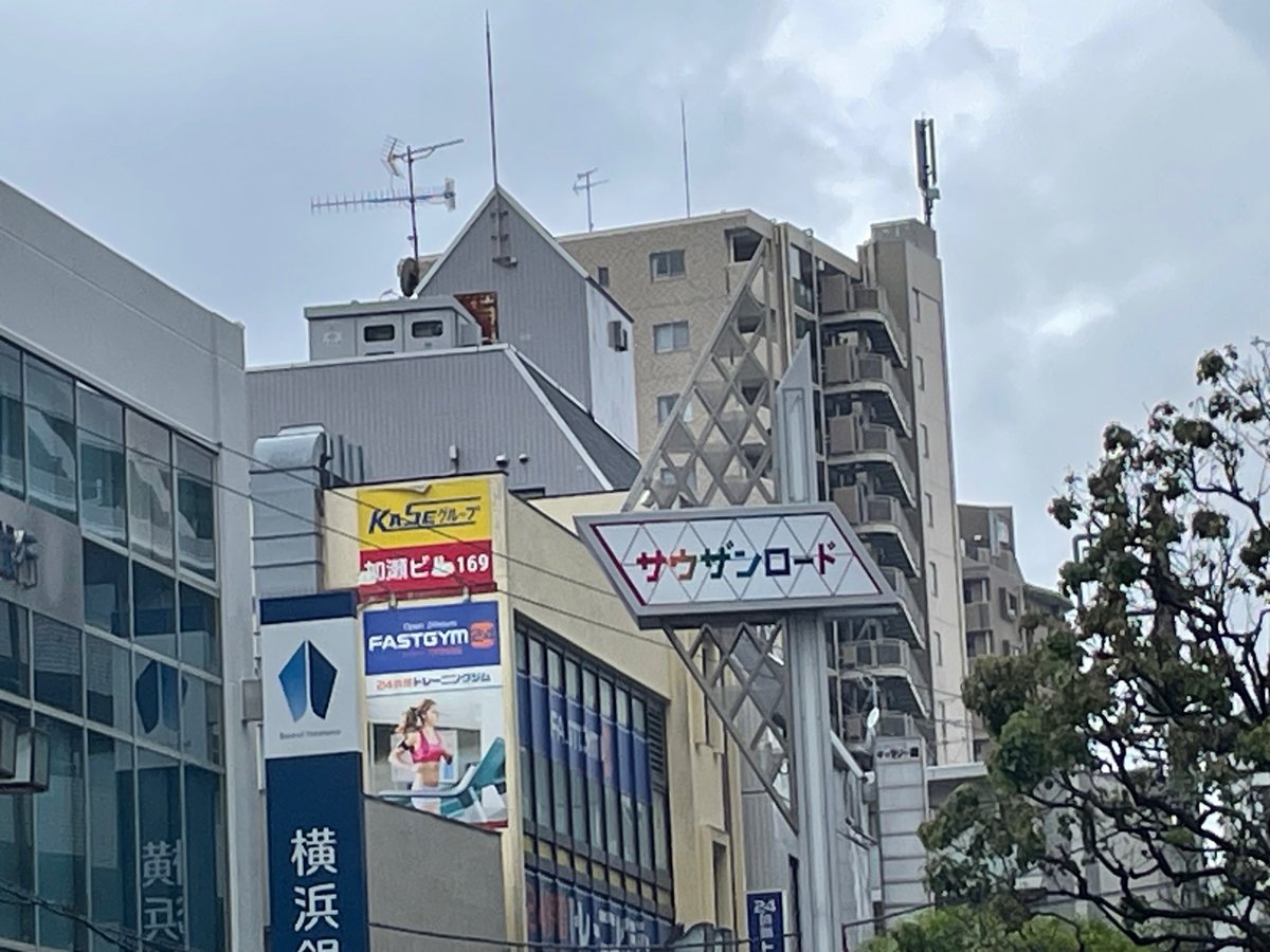 小田急相模原オダサガに着いた
小田急線の中では雨が降ってたけど、やっぱり降ってない😁
そしていつものファミマの前の恒例の自撮り😁