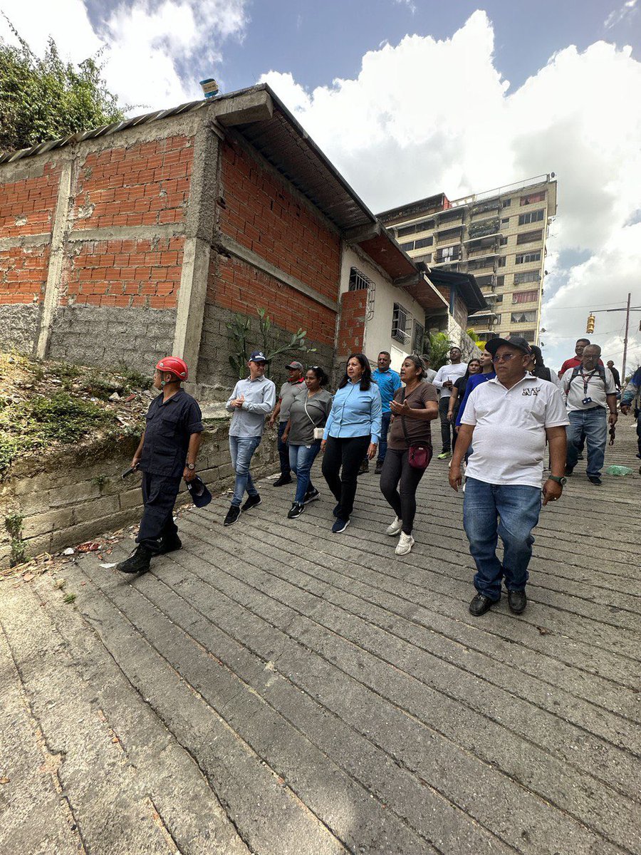 📢 ATENCIÓN A ESTE HILO↘️ La 🅰️lcaldesa @gestionperfecta recorrió la Pquia San José para hacer una inspección por un asentamiento de tierra que compromete parte de la Av. Panteón, debido a una posible filtración de agua. #VenezuelaEsDDHH #oriele #prem_space #บุ๋นเปรม #sergetti