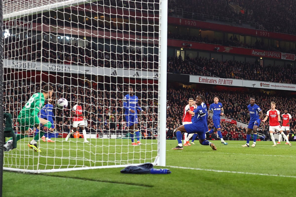 JacobsBen's tweet photo. Djordje Petrovic with two brilliant saves, denying Kai Havertz and then somehow keeping out Leandro Trossard's deflect shot. Incredible reflexes. He'll be really disappointed to have been beaten at his near post for Arsenal's opener, but he's kept Chelsea in this.🧤 https://t.co/7IfYaJVZA9