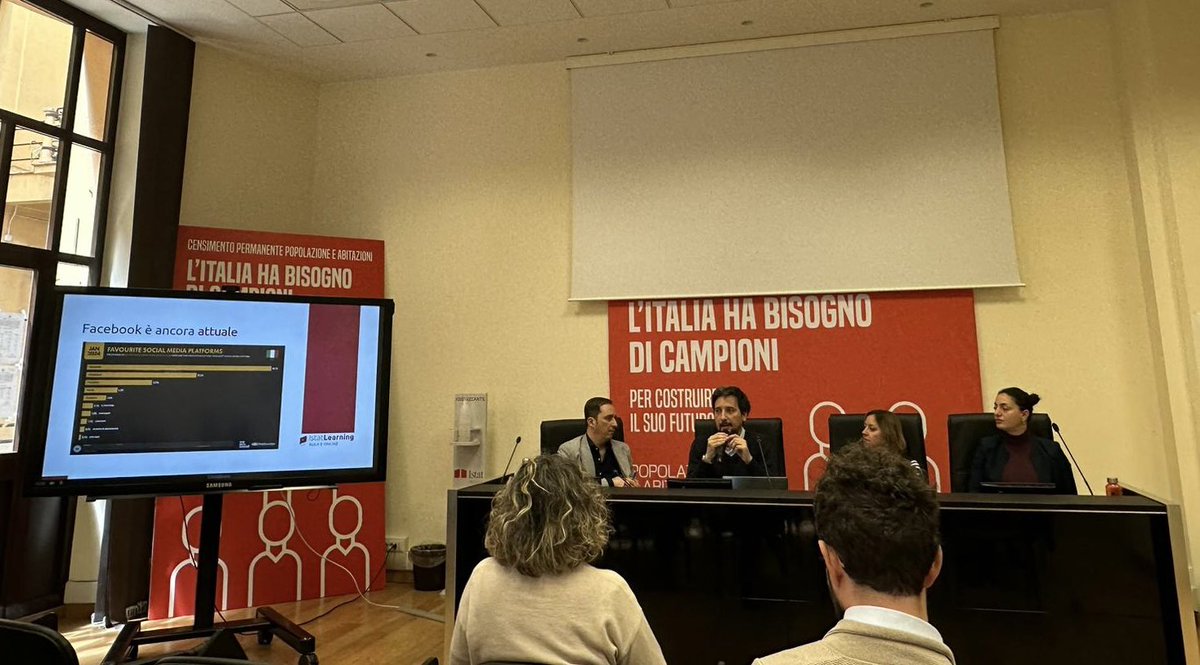 Stamattina all’#Istat abbiamo raccontato ai colleghi della Direzione centrale per la Comunicazione, Informazione e servizi ai cittadini e agli utenti come viene gestito il processo che porta alla pubblicazione sui nostri social media. Un bel momento di condivisione e crescita.