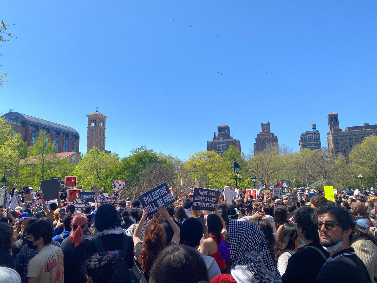 NYU students & profs say admin's portrayal of last night is inaccurate: 'I didn't see anything that looked threatening or antisemitic,' one prof told me. Organizers point out they had Islamic prayers + Passover Seder last night at the encampment. Story TK @MotherJones