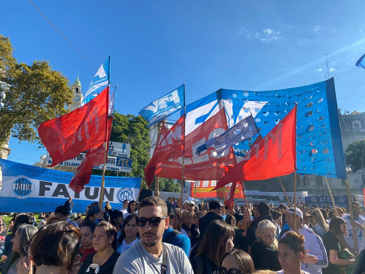 Luis_Delia's tweet photo. En la calle defendiendo la educación libre y gratuita, al igual que nuestra #UniversidadPublica
Nos movilizamos contra el vaciamiento que lleva adelante el presidente @JMilei.

La #EducacionPublica es un pilar fundamental para el progreso y el avance de los pueblos.

#PlazadeMayo https://t.co/fcN8mSC3w1