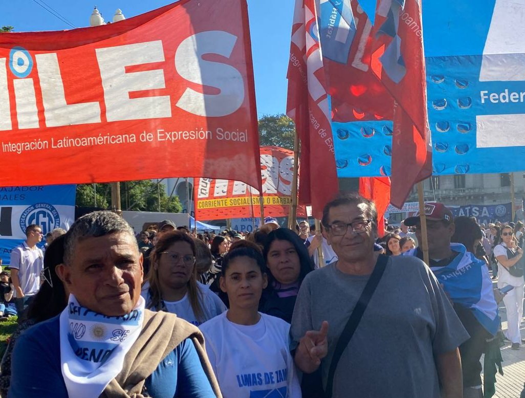 Luis_Delia's tweet photo. En la calle defendiendo la educación libre y gratuita, al igual que nuestra #UniversidadPublica
Nos movilizamos contra el vaciamiento que lleva adelante el presidente @JMilei.

La #EducacionPublica es un pilar fundamental para el progreso y el avance de los pueblos.

#PlazadeMayo https://t.co/fcN8mSC3w1