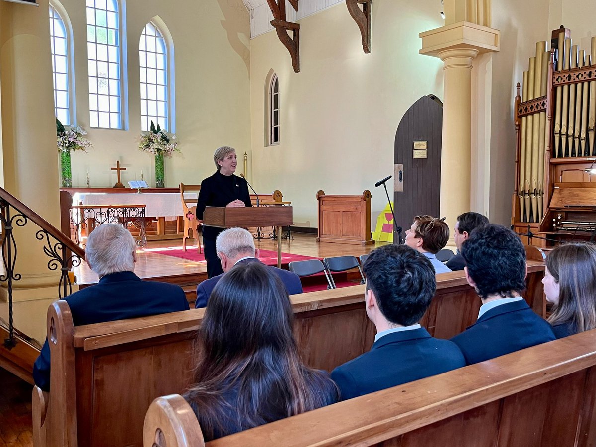 Cheers! Gran encuentro con la comunidad #británica de #Concepción en la Iglesia Anglicana de St. Johns. La embajadora @LouiseADeSousa compartió con estudiantes e invitados y luego visitó el Instituto Chileno Británico de cultura de Concepción