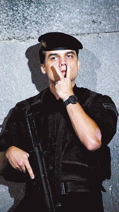 karloss19991's tweet image. Imagina vc fazer um personagem com o intuito de criticar a polícia e o povo assiste o filme e simplesmente AMA o personagem.