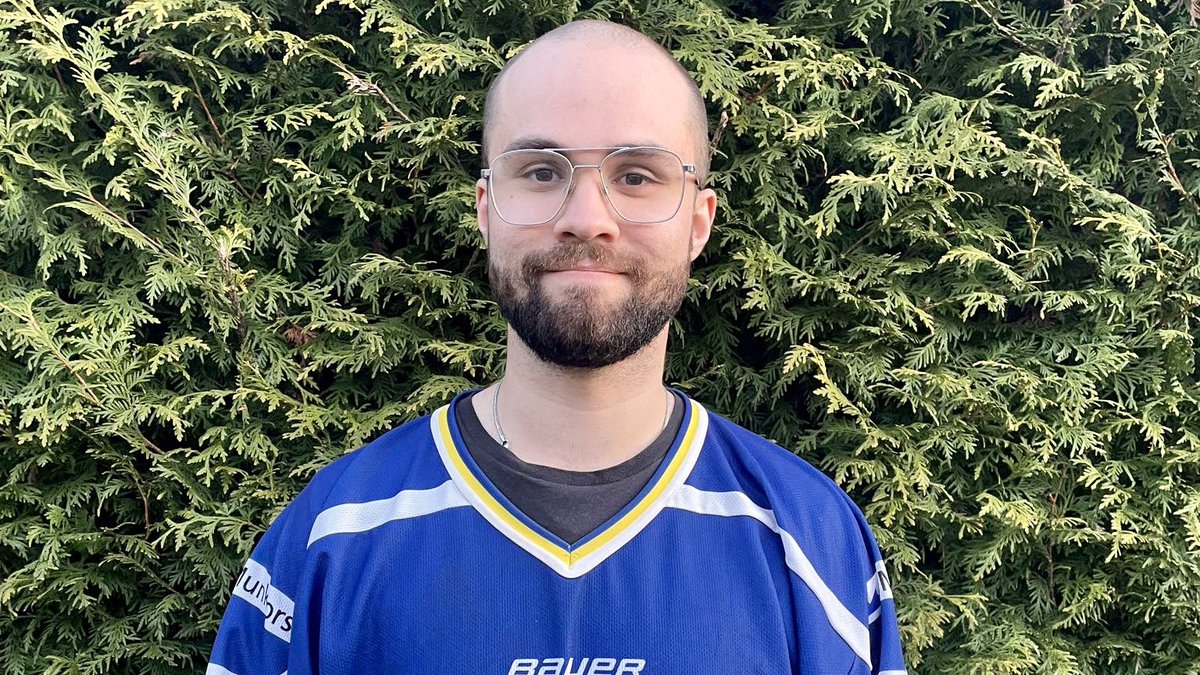 Törnkvist ass. tränare! 🔥

Robin Törnkvist tänkte fortsätta spelarkarriären, men en skada sätter tyvärr stopp. Nu är 28-åringen klar som assisterande tränare i moderklubben.

- Det känns väldigt bra i magen trots allt, säger han. 

Läs mer på laget.se/IFKMunkforsHoc… 👍🏼💙