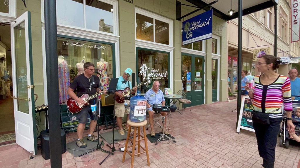 GalvestonIsland's tweet photo. Galveston Artwalk is this Saturday, April 27! Enjoy some wine and walk around Downtown Galveston to discover unique arts and culture. 🍷🖼️🎶

Learn more about this FREE event at https://t.co/sjCn27Dez9

#LoveGalveston https://t.co/s3s3s5C64g