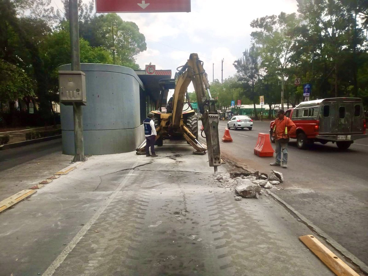 Así comienzan los trabajos de @SOBSECDMX para la sustitución de losas de concreto hidráulico sobre Eje 4 Sur, Plutarco Elías Calles, a la altura de la estación Goma, sobre el carril confinado de @MetrobusCDMX. Recuerda que no hay servicio en esta estación sentido a Tepalcates ☝🏽