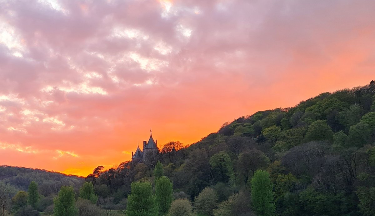 Stunning view of @lovecastellcoch this evening in @mytongwynlais  🌅🏰 🌱  #nofilter

#myview #Castle #castellcoch #castelluk #spring #sunset #localbusiness #localmaker #handmadesoap #aromatherapy #wellbeing #naturalskincare