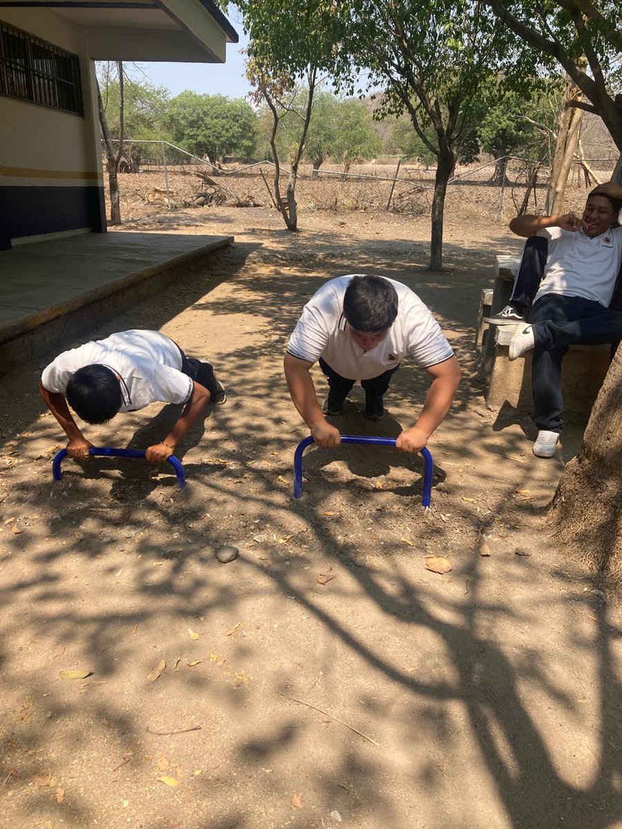 Cobaem_Morelos's tweet photo. 🤸♂️ En el marco del programa #COBAEM en #ModoDeportivo, las alumnas y alumnos del #Plantel05 #Amacuzac, recibieron por parte de las autoridades de la Dirección General del colegio, equipos de calistenia, que se instalaron en el interior del plantel para promover el ejercicio https://t.co/NBHHtyiiob