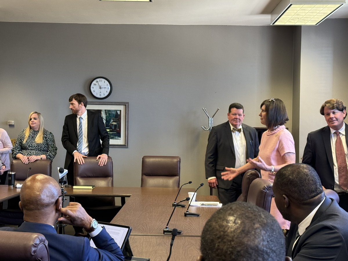 MSpsychiatrist's tweet photo. Conferees are in the room to discuss HB 1725 to close the insurance coverage gap and negotiate the issues to improve access for working Mississippians. @KevinBlackwell5 @NicoleAkinsBoyd @bricewigginsMS @MissyWMcGee @Sam4District14 @JoeyHoodMS #closethecoveragegap https://t.co/IYfljxvEij