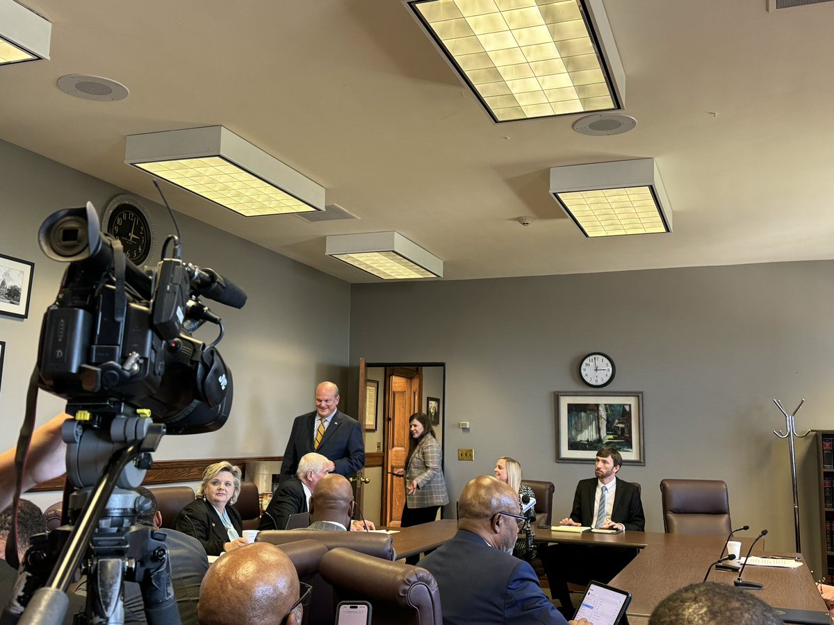 MSpsychiatrist's tweet photo. Conferees are in the room to discuss HB 1725 to close the insurance coverage gap and negotiate the issues to improve access for working Mississippians. @KevinBlackwell5 @NicoleAkinsBoyd @bricewigginsMS @MissyWMcGee @Sam4District14 @JoeyHoodMS #closethecoveragegap https://t.co/IYfljxvEij