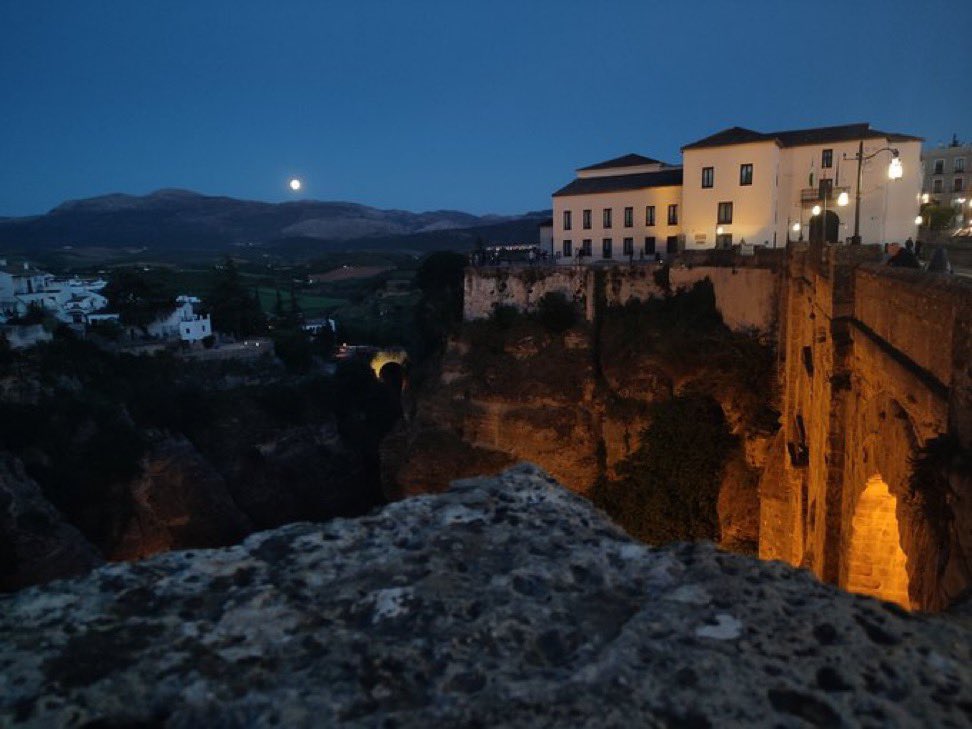 #LunaLlena 🌒 sobre #Ronda Foto @antonio8marquez #malagaconacento #vivirenmlg #nightphotography #BuenasNoches