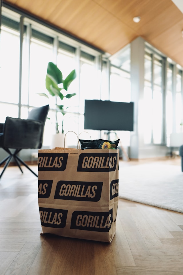FNV's tweet photo. Hoera! @UwPensioen heeft gewonnen! @getir_nl en @gorillasapp moeten nu gewoon pensioen betalen voor hun werknemers. @PietRietman "Getir en Gorillas zijn werkgevers; de bezorgers dus werknemers. Hun schijnzelfstandigheid is weer 'ns doorgeprikt door deze uitspraak van de rechter." https://t.co/nBsDy2rAPh