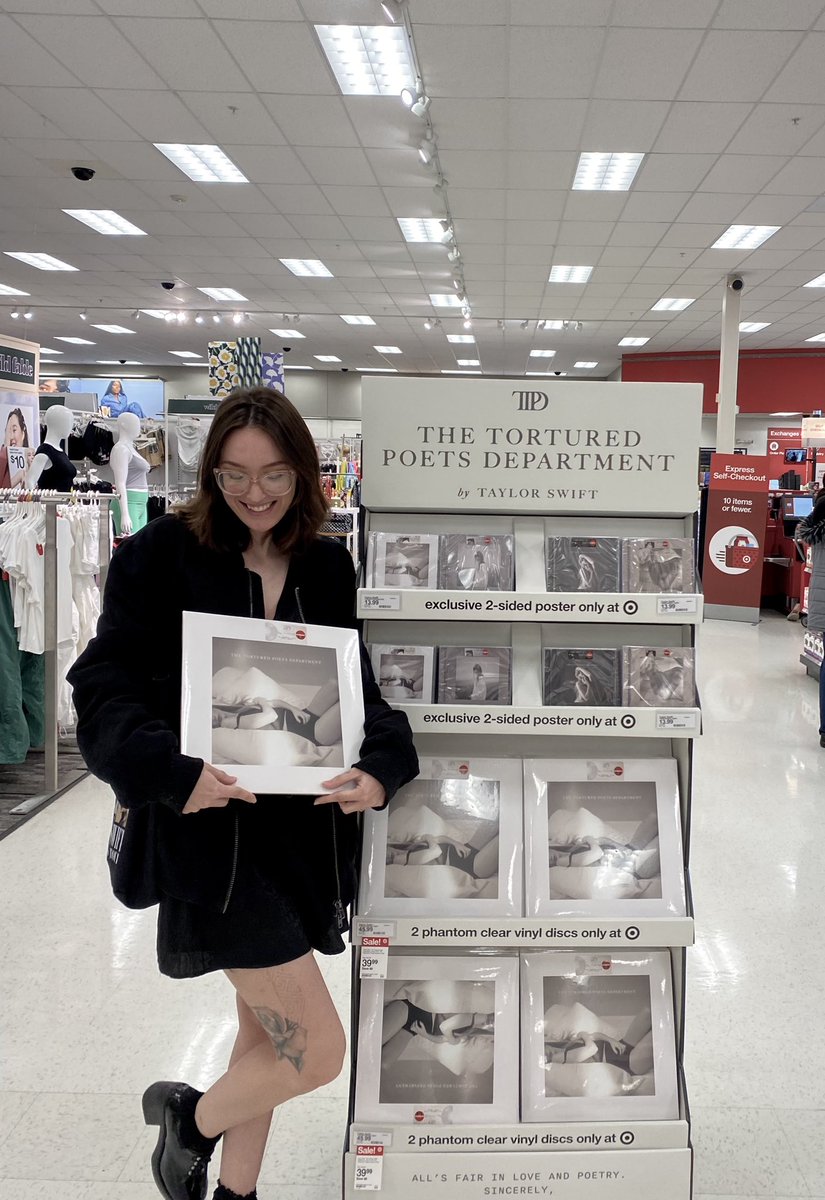 spookycaat's tweet photo. the artist 🖤 the fan 🤍
@taylorswift13 @taylornation13 #TTPDTargetRun #TSTTPD https://t.co/XvndwWEeWo