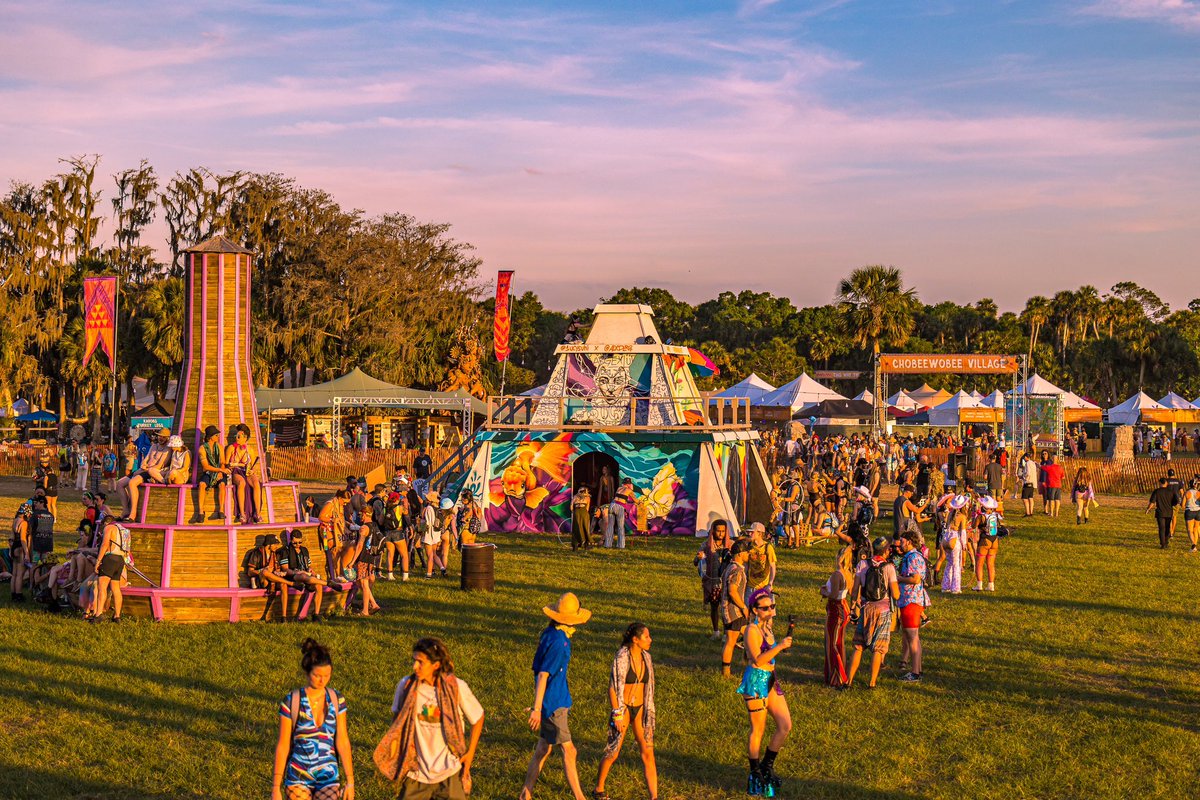 okeechobeefest's tweet photo. In the meantime, we want to start sharing captured moments & revel in the magic of our past experiences together. Our #MemoryCapsule has eagerly been waiting to see the light of day for quite some time🌅
Let’s bring the community back together to reminince + manifest.♡🌿 #OMF https://t.co/1zHmSgKRMK