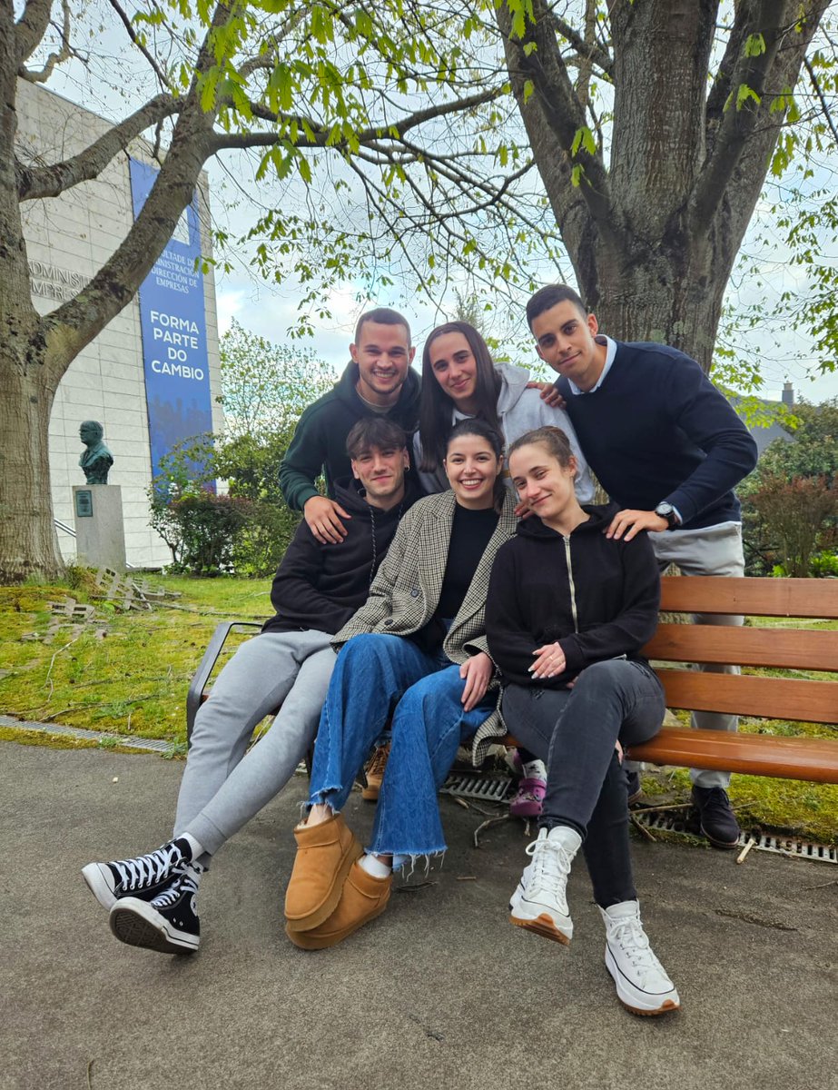 facultadadelugo's tweet photo. Así de satisfeitos sairon os integrantes dos dous equipos que representarán a nosa facultade no TALENT MATCH do GRUPO HOTUSA do ensaio desta tarde. Moita sorte para a final desta fin de semana! E noraboa por resultar seleccionados!
#facultadelugo #talentmatch #Hotusa https://t.co/VXuUgPENwZ
