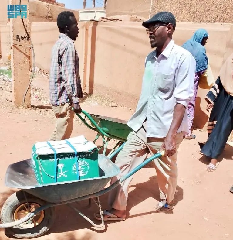 دعمًا للأشقاء السودانيين.. توزيع سلال غذائية سعودية على الفئات النازحة في السودان. -