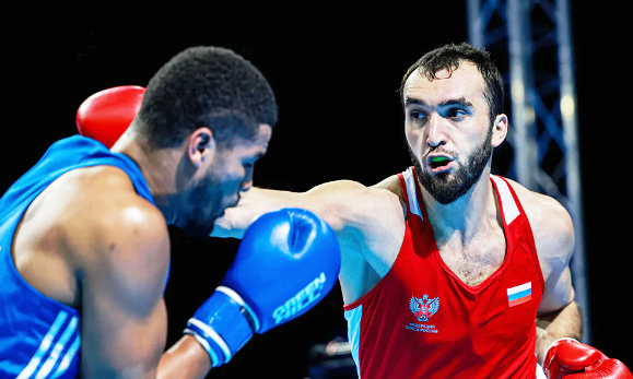 В Белграде проходит Чемпионат Европы по Боксу. Наши парни и девчонки выступают с национальными флагом и гимном России. Сегодня капитан сборной России Муслим Гаджимагомедов вышел в полуфинал, одолев Сохеба Буафиа из Франции в весовой категории до 92 кг. Фото - бой с французом.