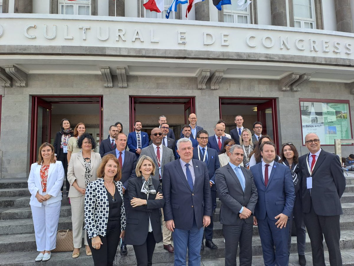 Maupertuis_N's tweet photo. Aux Açores pour la @CPMR_ISLANDS avec le Président Bolieiro, @LoigCG, @LafuenteJM. 
Les européens insulaires doivent avoir les mêmes droits et chances que les  continentaux. Que ce soit en Corse, aux Açores, aux Baleares ou à Gotland nous sommes insulaires ET européens. https://t.co/usLPn0PHDF