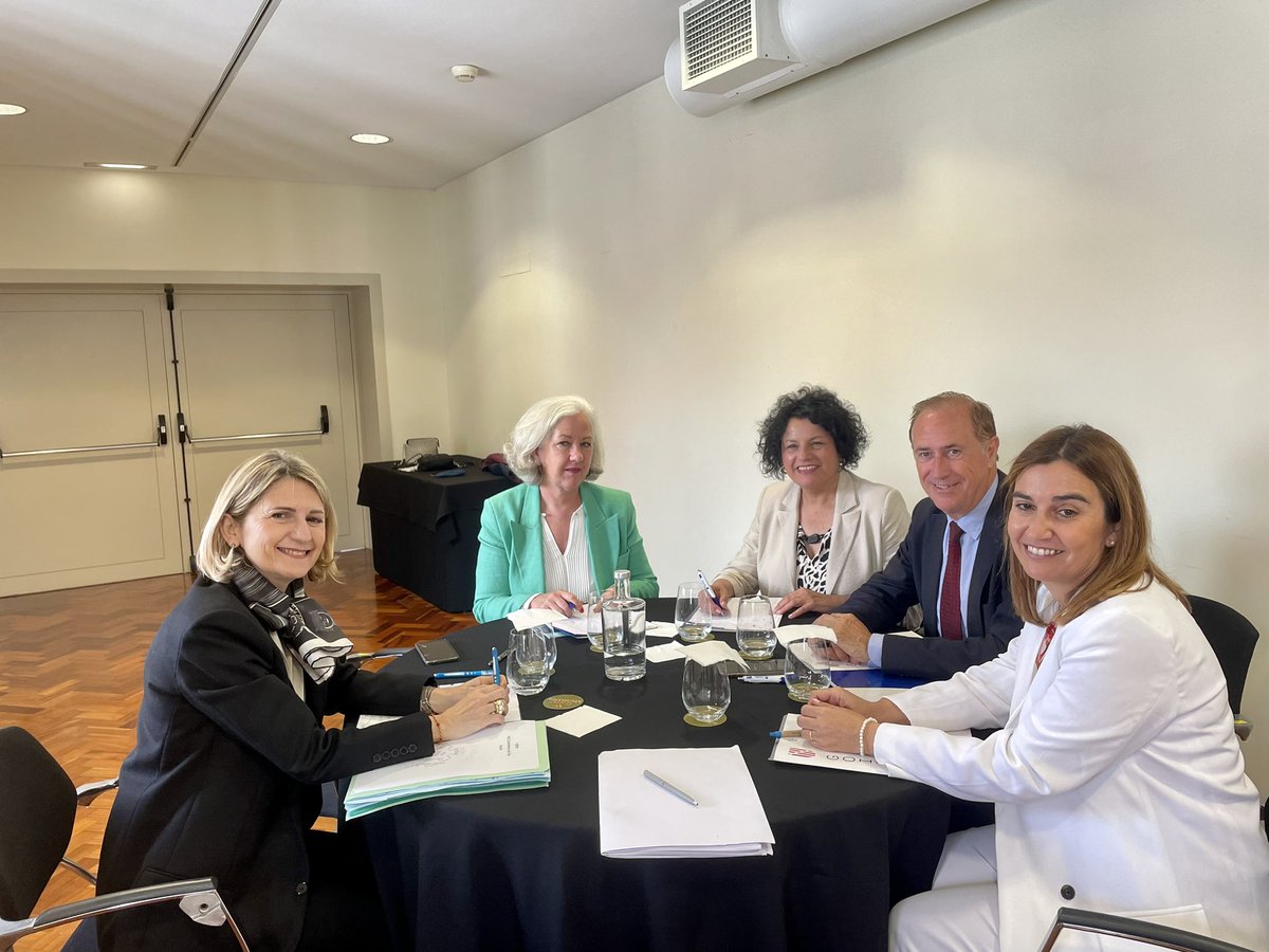 Maupertuis_N's tweet photo. Aux Açores pour la @CPMR_ISLANDS avec le Président Bolieiro, @LoigCG, @LafuenteJM. 
Les européens insulaires doivent avoir les mêmes droits et chances que les  continentaux. Que ce soit en Corse, aux Açores, aux Baleares ou à Gotland nous sommes insulaires ET européens. https://t.co/usLPn0PHDF