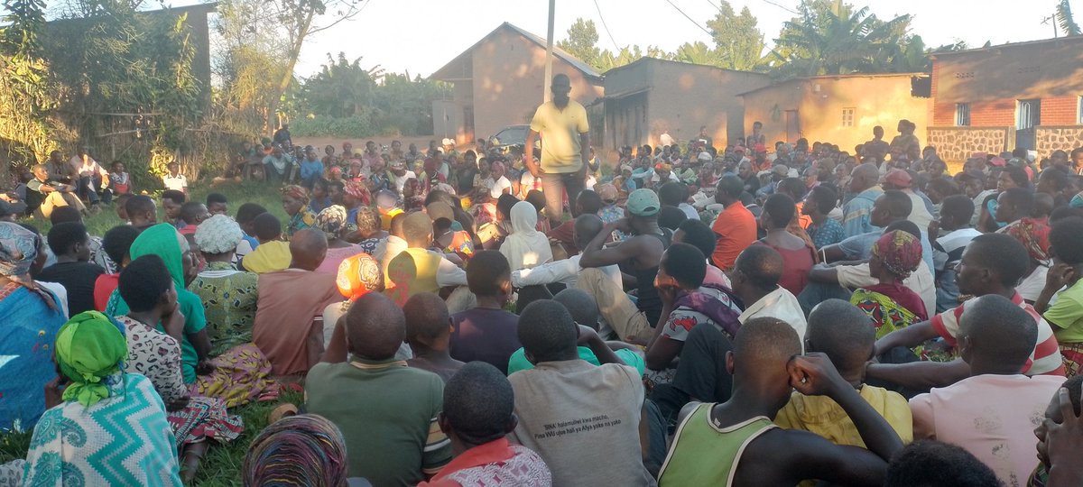 SakeSector1's tweet photo. Uyumunsi kuwa 23.04.2024 Es Sector Sake ari kumwe n'Inzego z'Umutekano bagiranye ikiganiro n'Abaturage batuye mu mudugudu wa  Irebero n'isangano bo mu kagari ka Rukoma baganira k'umutekano waho batuye, kwesa imihigo, isuku n'isukura,... https://t.co/EnU3CkwJ50