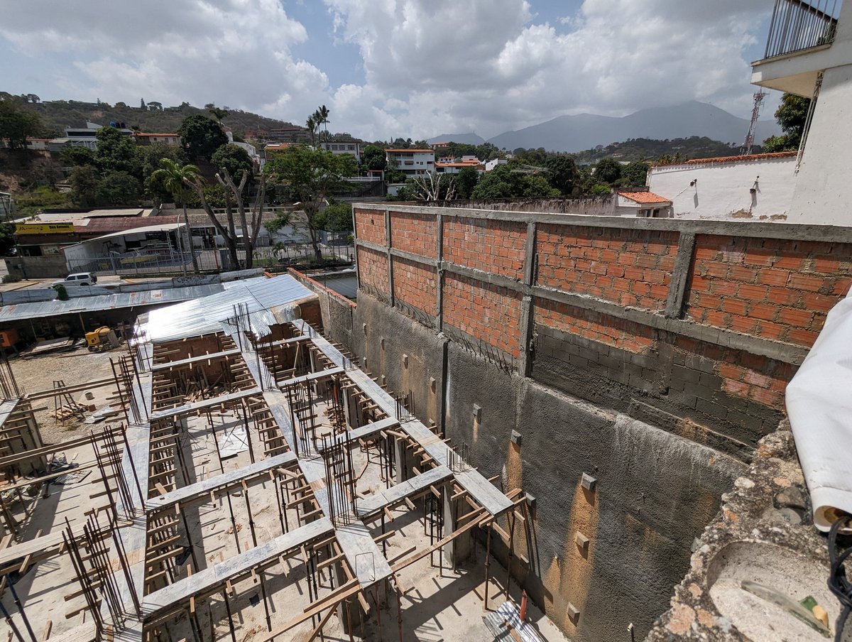 asopraes's tweet photo. ¿Esta obra cumple con las variables urbanas de la zonificación R3-E de la urbanización residencial unifamiliar Prados del Este? ¿Las autoridades saben la verdad o "no ven"? ¿#Baruta al garete y sin ley? ¿Qué dicen las autoridades? @darwingonzalezp @AlcaldiaBaruta @concejo_baruta https://t.co/hGXKUH5ioV