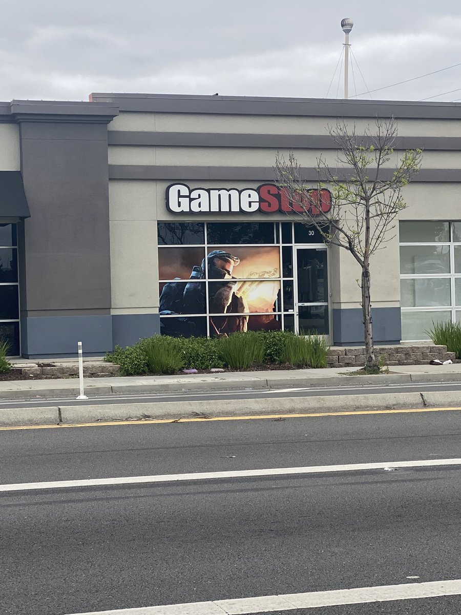 I saw the Halo 3 GameStop on my way to lunch today