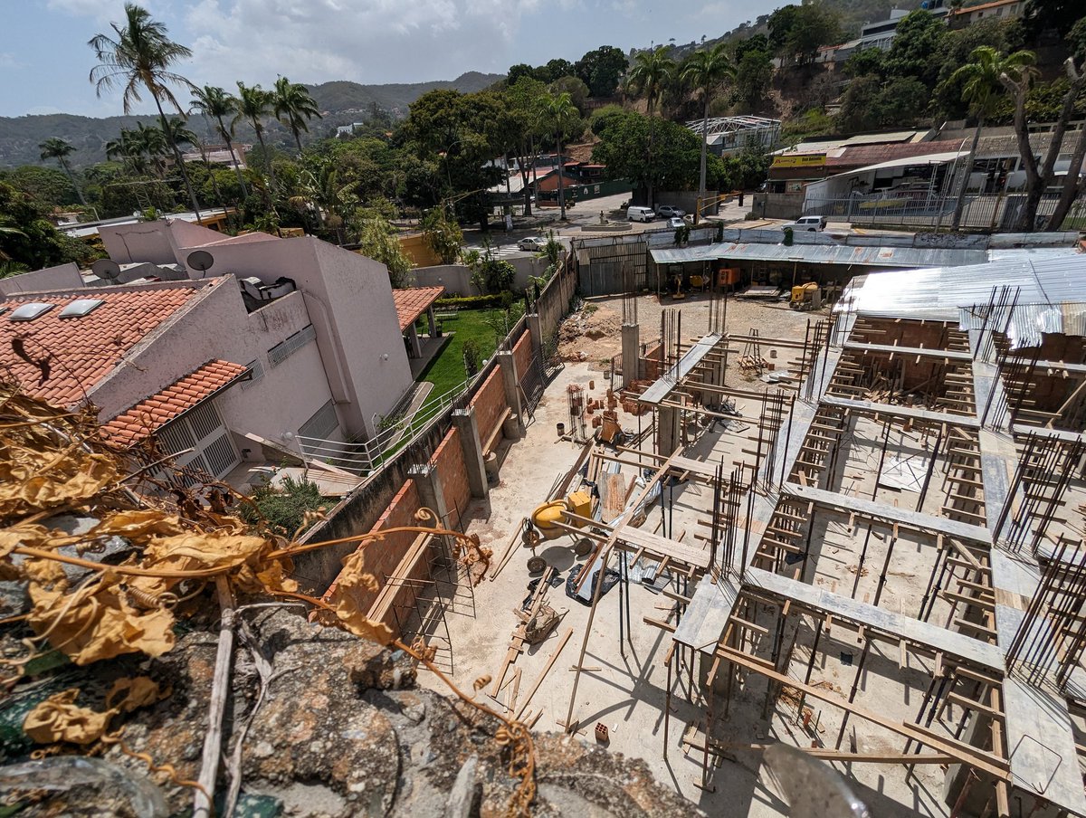 asopraes's tweet photo. ¿Esta obra cumple con las variables urbanas de la zonificación R3-E de la urbanización residencial unifamiliar Prados del Este? ¿Las autoridades saben la verdad o "no ven"? ¿#Baruta al garete y sin ley? ¿Qué dicen las autoridades? @darwingonzalezp @AlcaldiaBaruta @concejo_baruta https://t.co/hGXKUH5ioV