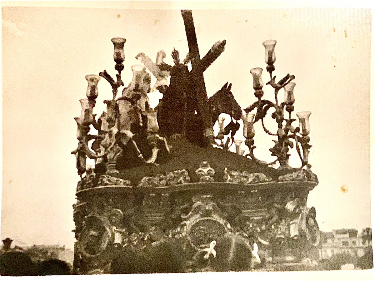 El Señor de las Tres Caidas de @EspDeTriana en la delantera de su antiguo paso de misterio. Fotografia familiar digitalizada (1962-1973) #TDSCofrade #SemanaSanta #FotoConHistoria #photo #Sevilla