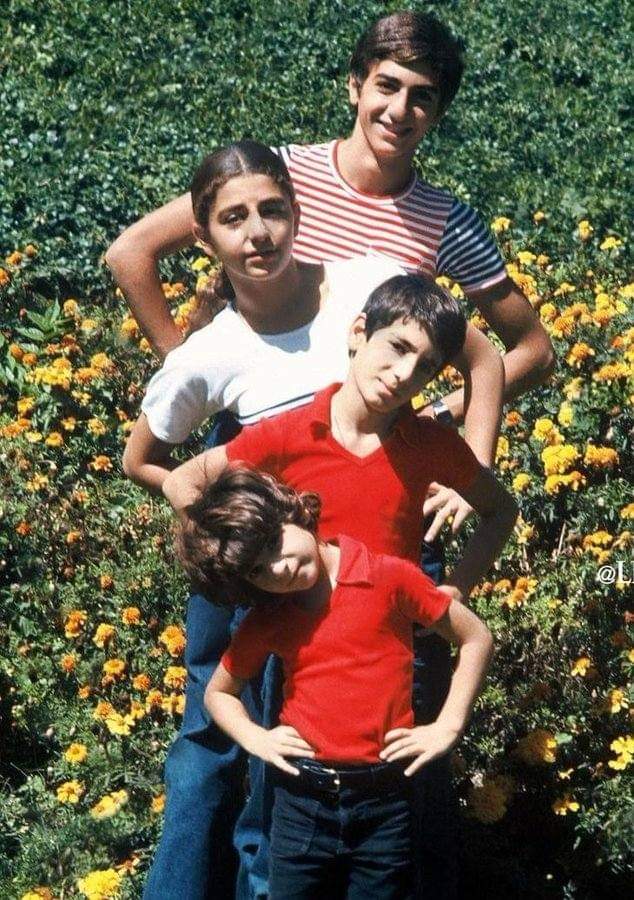 nahidsh527641's tweet photo. وای چه عکس قشنگی   زمانی که همه شاد بود این شکلی بود 
چون یک عکس این شکلی توی باغ ملی آبادان با برادرها دارم 
#شادی_زمان_ما
#جاویدشاه https://t.co/AEEaAJIjDd