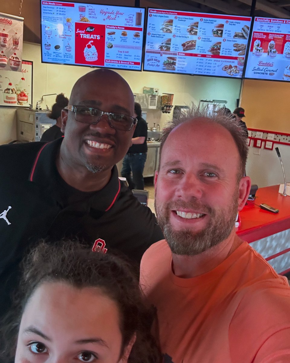 @CoachToddBates Just saw him at Freddie’s a couple weeks ago ! That’s my dawg! Always cookin’ !!! Thanks for the pic and for making my daughter’s day !