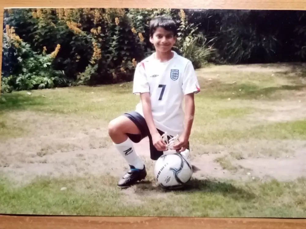Happy St George’s Day! 🏴󠁧󠁢󠁥󠁮󠁧󠁿 Throwback to me in my favourite England kit. England is where my parents made their new home. Our ability to welcome people from all backgrounds is what makes England special. Can’t wait to wear my latest England kit cheering us on at Euro 2024!