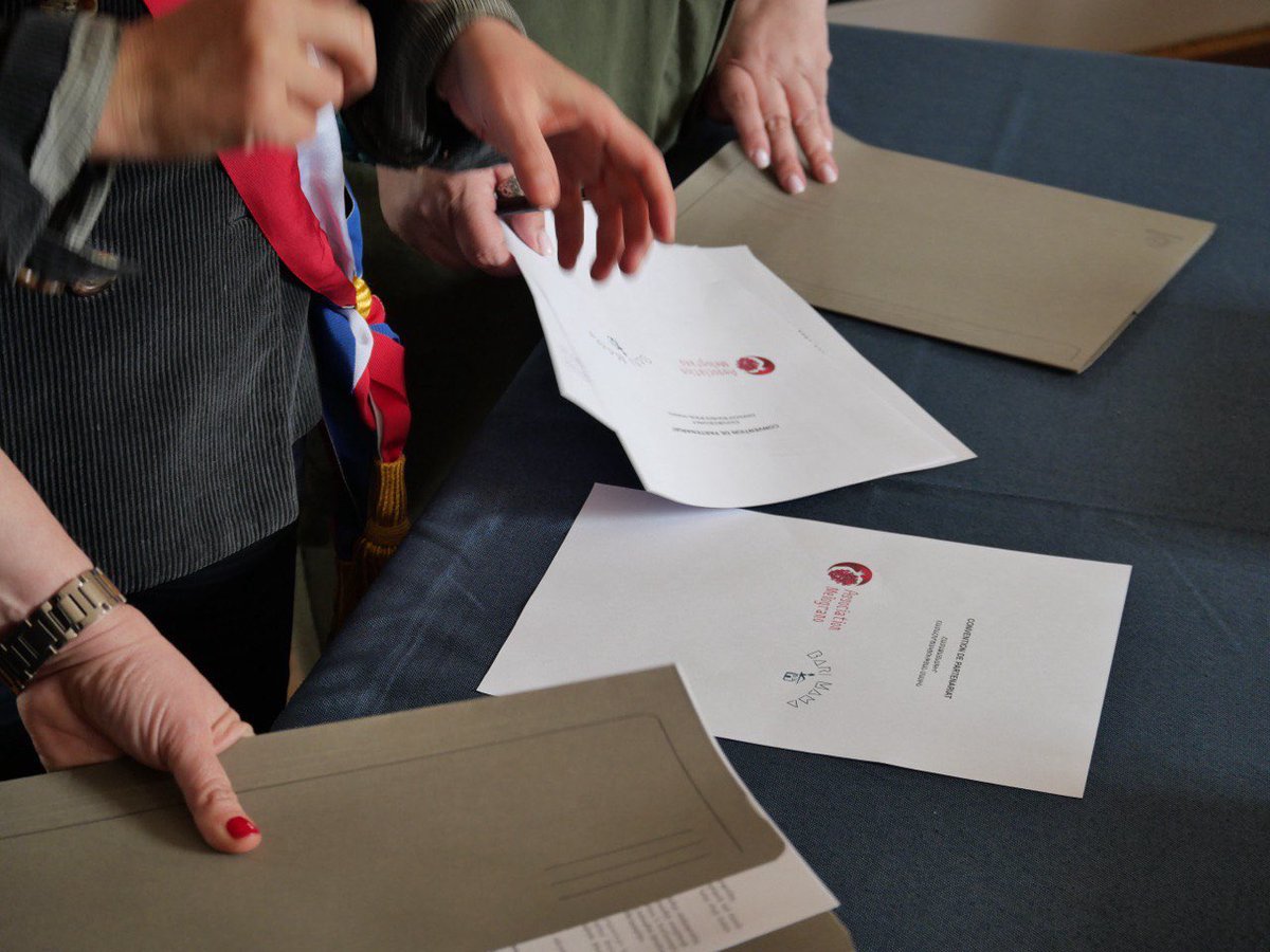 À la veille de la Journée nationale de commémoration du génocide des Arméniens, la @Mairie9Paris a accueilli la signature d’un accord de coopération entre l’association de #Paris9 Melograno et le fonds arménien Bari Mama, venant en aide aux enfants réfugiés du Haut Karabagh 🇫🇷🇦🇲