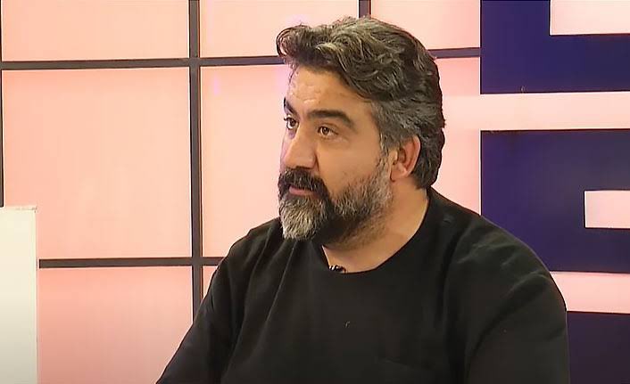 Ahmet Çakar: 'Şu anda bir şey hissettim, Ümit Özat bu akşam ölecek. Vallahi diyorum hissettim.' Ümit Özat: 'Hiç düşünmüyor musun bu adamın çoluğu çocuğu var izlerse travma yaşar mı diye? İtin duası kabul olsa gökten kemik yağar. Seninle yayın yaptığım için kendimden utanıyorum.'