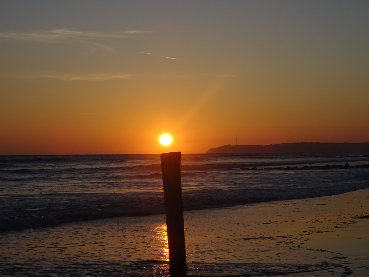 Une larme de lumière Dans ce champ de nuages Au ventre du ciel Se dénoue l'écharpe du soleil Au rouge du sémaphore Consentir à la dérive À la jonction des mots l'arc-en-ciel se faufile Sur l’incendie de la mer S’ouvre l’opéra de la nuit L’Aria de tes jambes Bercées de houle