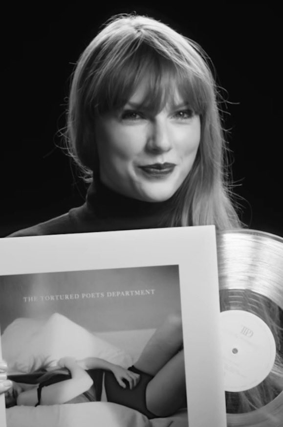 swiftfairy_13's tweet photo. the artist 🖤 the fan 🤍
@taylorswift13 @taylornation13 #tsTTPD #TTPDTargetRun https://t.co/XNOx97w2Ok