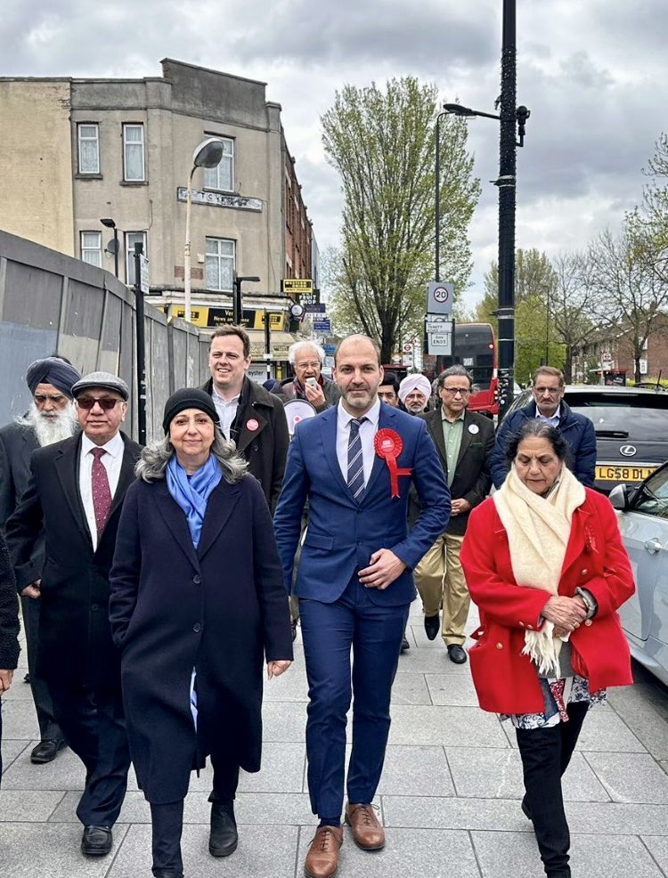 🌹Sunny afternoon chasing the pace to get the postal votes out with Cllr Anand on the Lancaster Estate in Southall West Ward. Use your 3 votes @SadiqKhan @BassamMahfouz @UKLabour bring your ID 2, May 2024 Let’s MAKE this happen! @_petermason @EalingCouncil