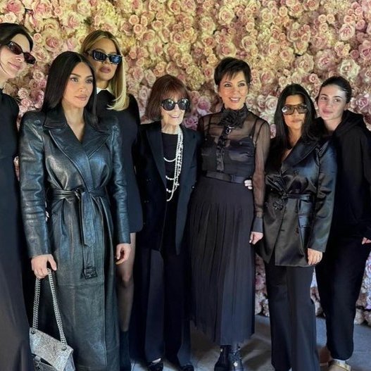 sboficial's tweet photo. 🚨 Kylie Jenner está grávida de Timothée Chalamet, apontam rumores.

Após várias semanas reclusa da mídia, Kylie chamou atenção ao comparecer no velório da tia ao lado de suas irmãs, usando roupas largas e sem maquiagem. https://t.co/JXGIdIcYDl