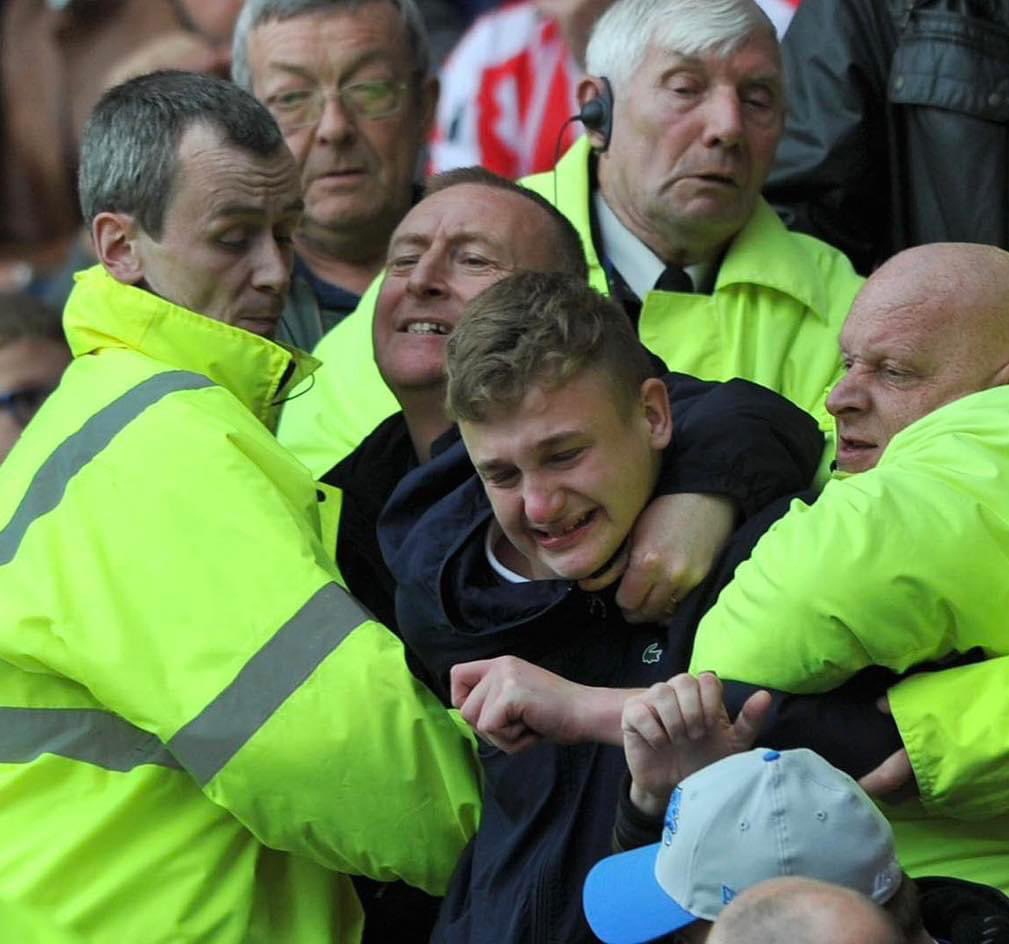 🚨#ARSCHE Horrible scenes at Emirates as stewards are forcing Chelsea fans to stay and watch the game until the final whistle!