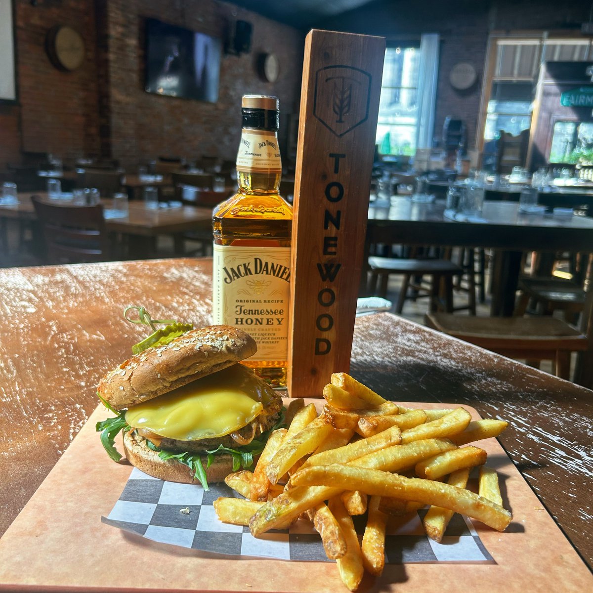 🚨 Every Tuesday… A burger, a beer & a whiskey - all for just $20! Tonight: 🍔 𝐀 𝐁𝐮𝐫𝐠𝐞𝐫 - Smoked Gouda, Beer Mustard, Caramelized Onions, Arugula, Whole Grain Kaiser Roll 🍺 𝐀 𝐁𝐞𝐞𝐫 - Tonewood Freshies 🥃 𝐀 𝐖𝐡𝐢𝐬𝐤𝐞𝐲 - Jack Daniel’s Honey #urbansaloon