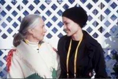 #AngelinaJolie #JaneGoodall and Angie. This photo is when they met in 2002 at the Salt Lake City Olympics. They were on a panel for kids and sports. Angie later talked about meeting Jane on the roof top and it was cold. She was freezing but Jane was doing exercises. 🤭