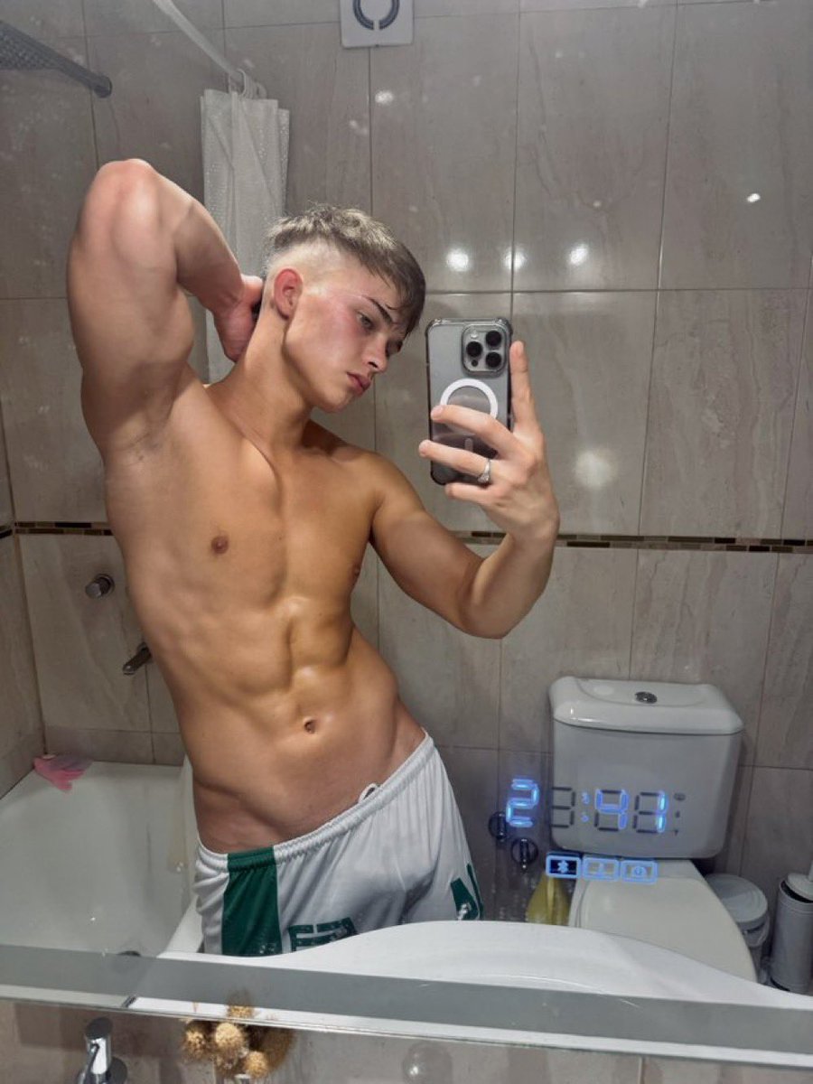 hotshotboy_of's tweet photo. RT if you want a date with me🤭🤭 https://t.co/EkFkRyQabv